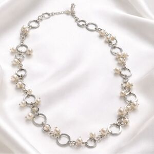 Silver tone and Faux pearl necklace EUC